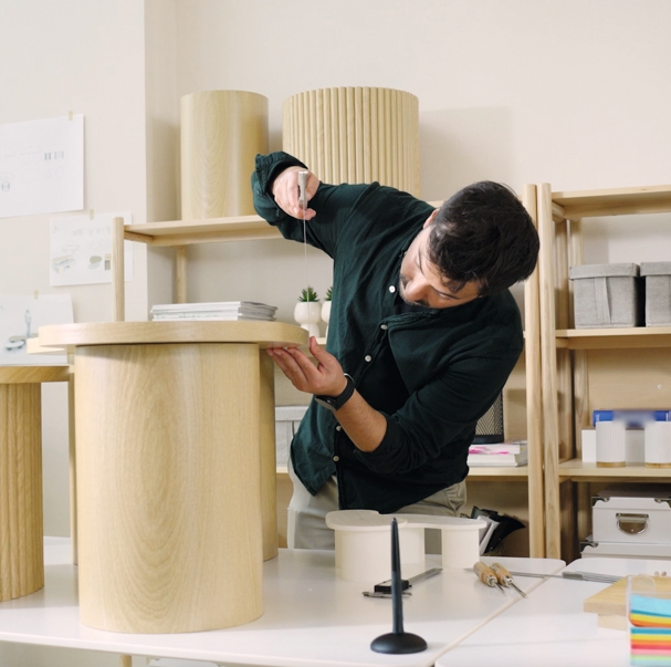 El diseñador ensambla un mueble de madera durante la fase de desarrollo del producto para mejorar su durabilidad y reparabilidad.