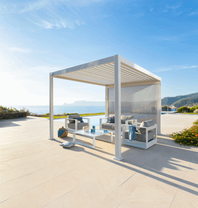 Pergola bioclimática de aluminio reciclado acondicionada como terraza con vistas al mar