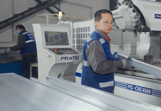 homme manipulant machine dans usine