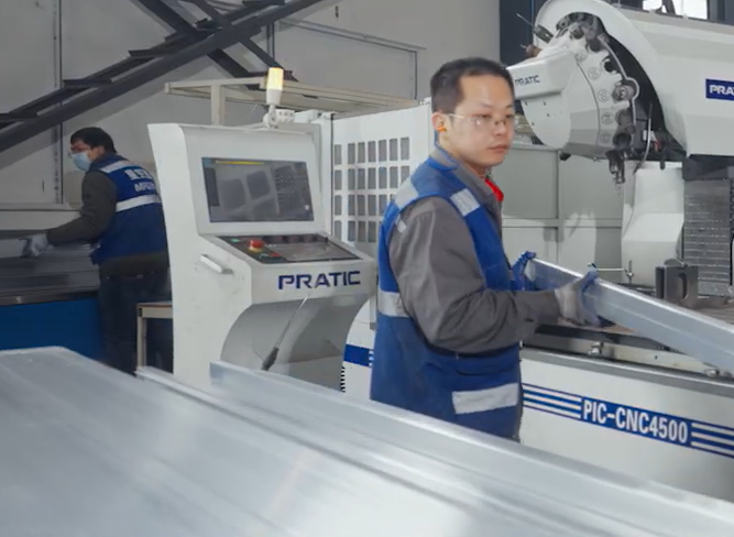 homme manipulant machine dans usine