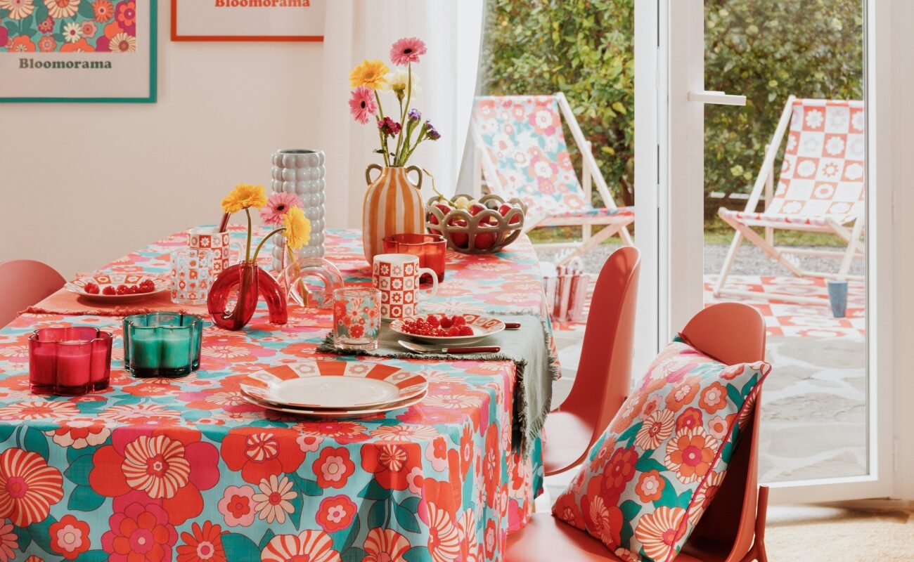 collection fleurie et colorée chachapop salon, table, transat en arrière plan