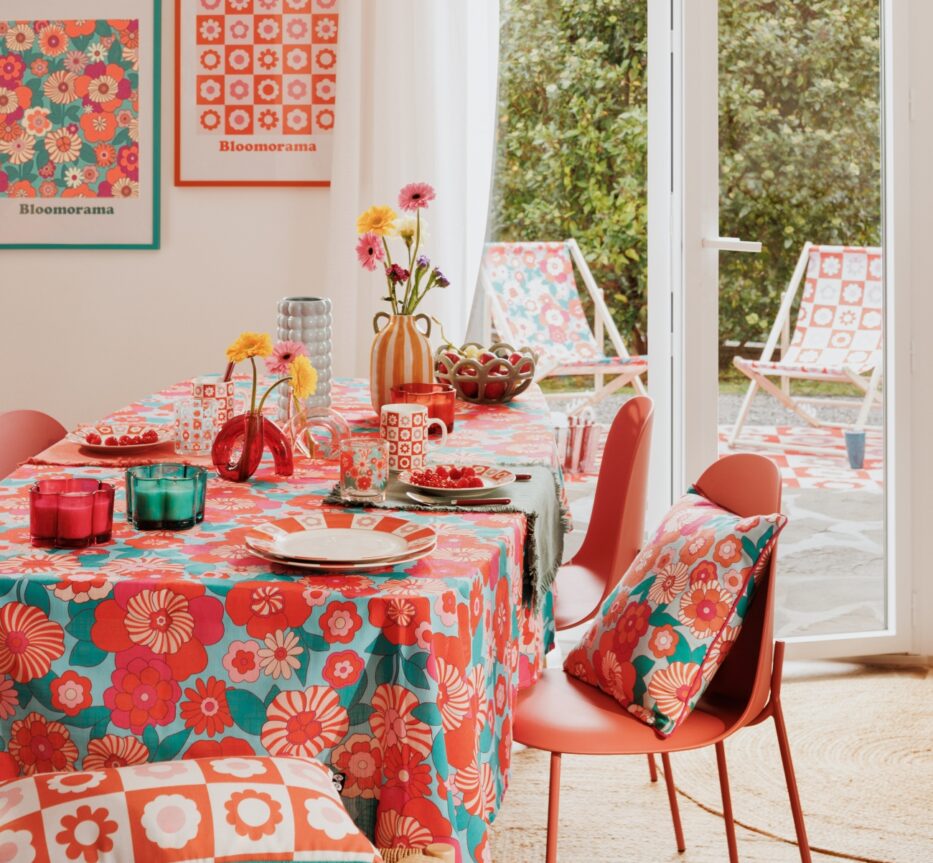 collection fleurie et colorée chachapop salon, table, transat en arrière plan