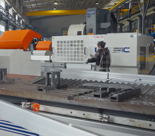 Usine en Chine JJA, employé travaillant sur machine