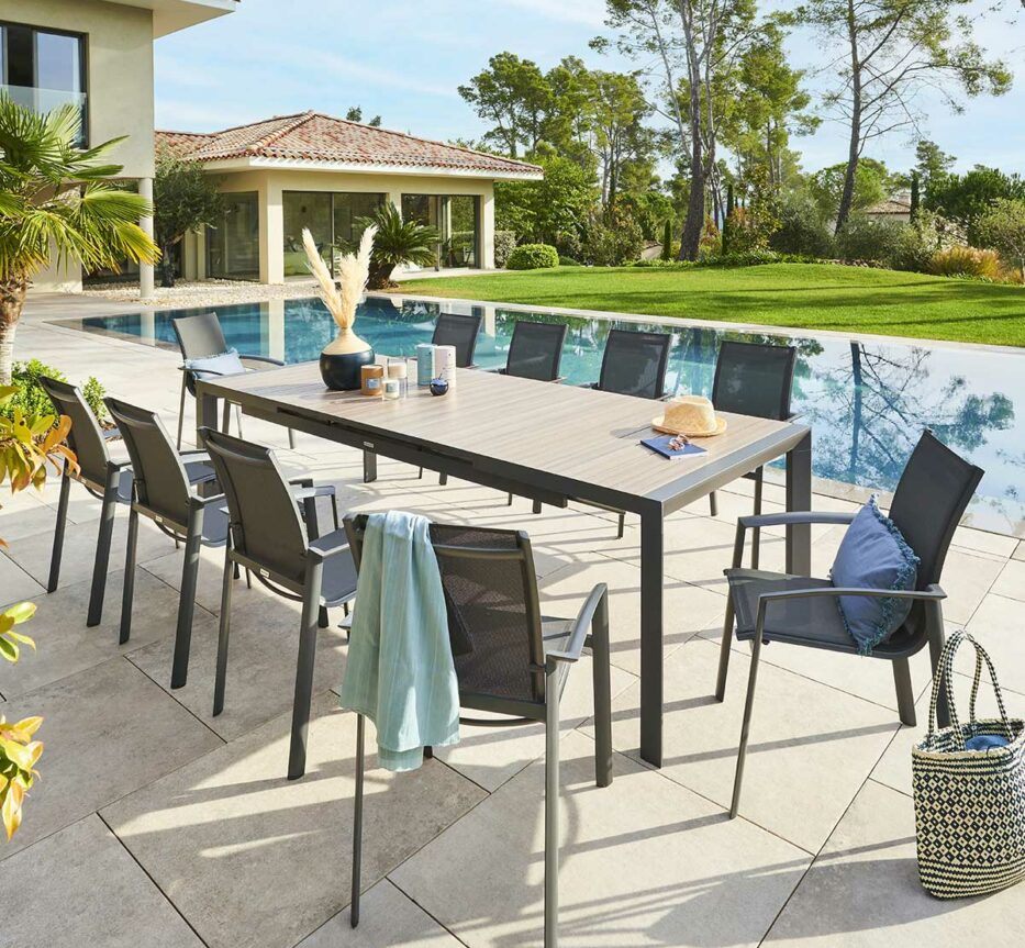 La table de jardin Evasion : quand l'extérieur devient une pièce à part entière