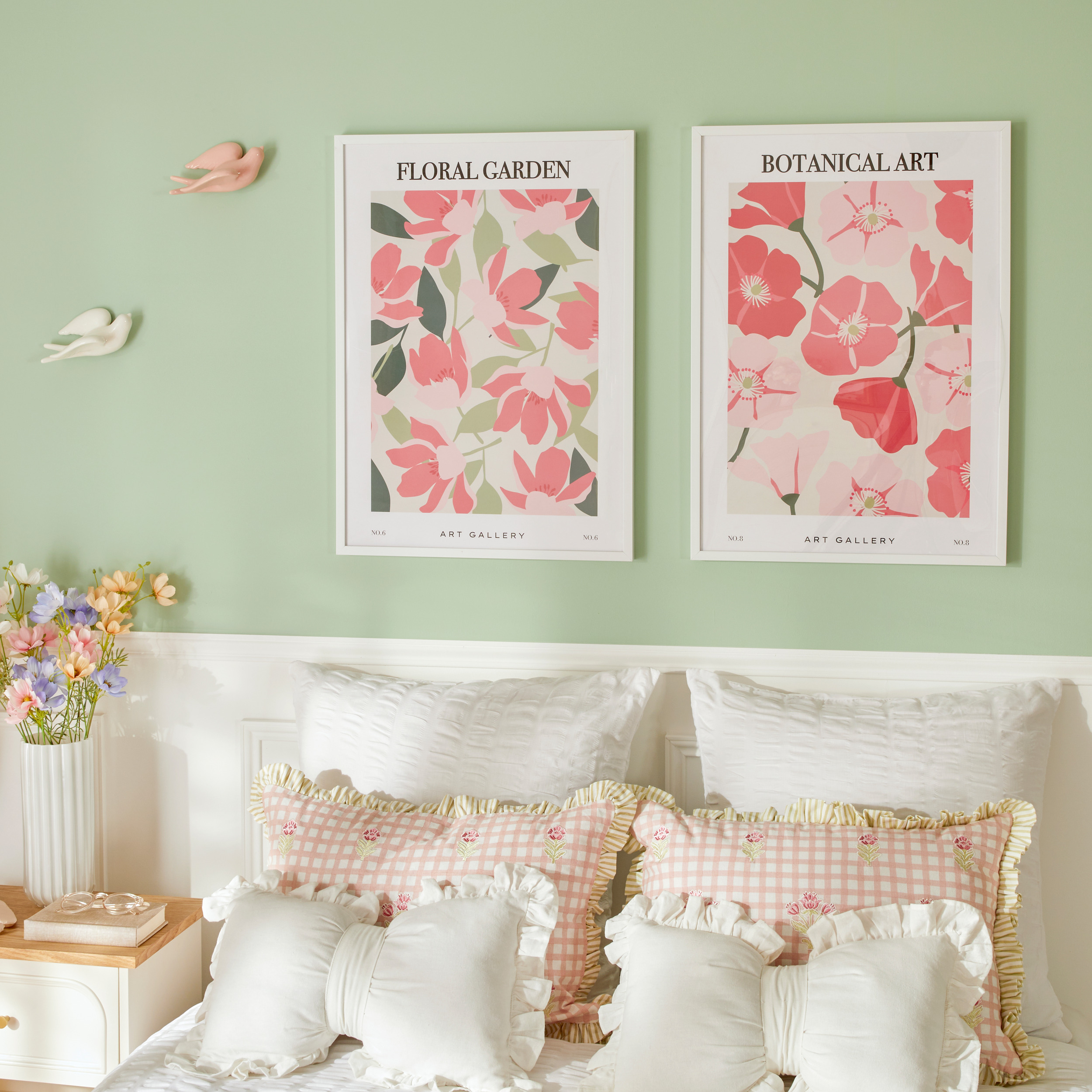 Enfoque en dos marcos blancos con un patrón floral en su interior con un cabecero con motivos de primavera debajo.