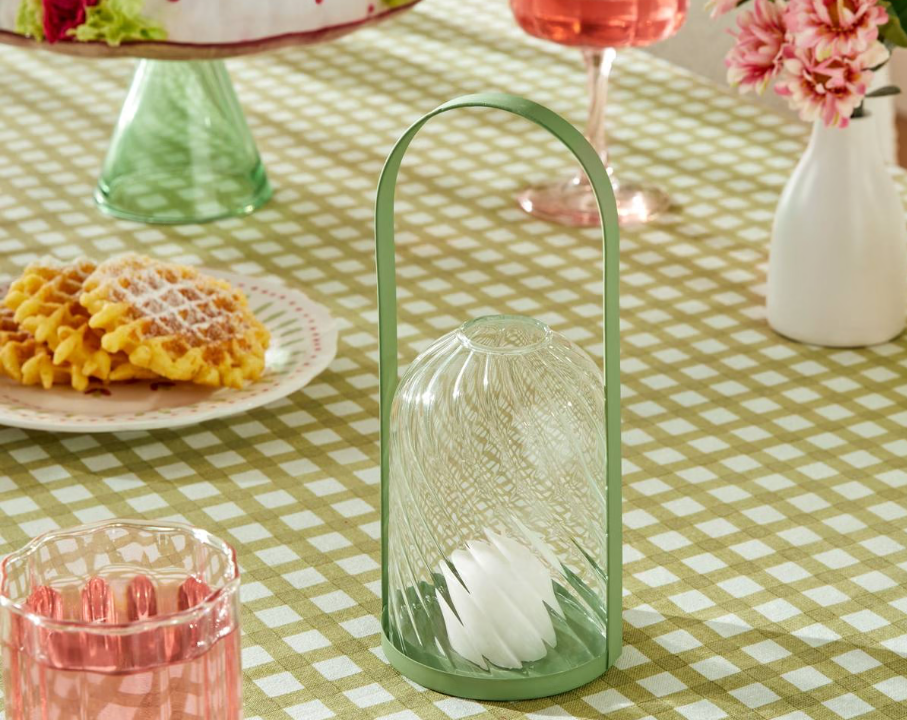 lanterne fleur de rose en verre Atmosphera déco table esprit guinguette avec ambiance florale