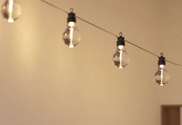 guirlande lumineuse extérieure avec ampoules suspendues éclairage terrasse ambiance guinguette