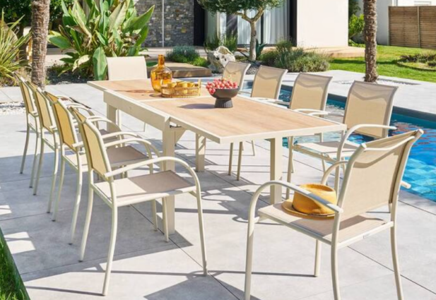 table extensible Hespéride sur terrasse avec chaises de jardin près d’une piscine extérieure