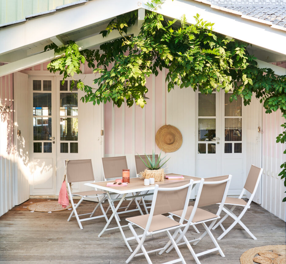 terrasse avec table et chaises de jardin pliantes ambiance guinguette extérieure sous toit végétalisée
