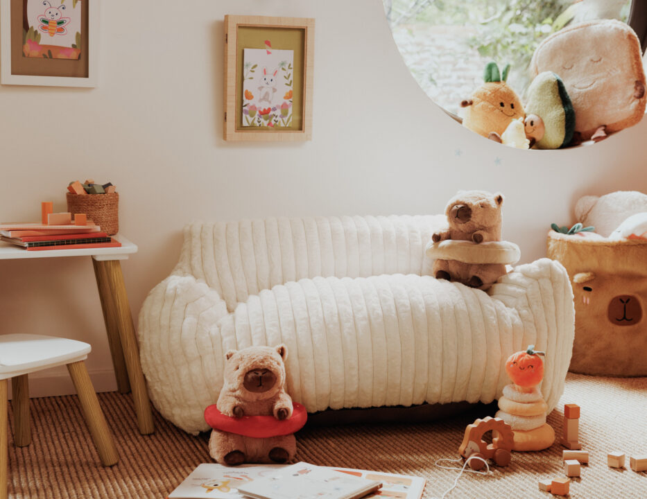 canapé enfant en tissu bouclette blanc dans une chambre avec peluches, jouets en bois et coin lecture chaleureux - marque atmosphera