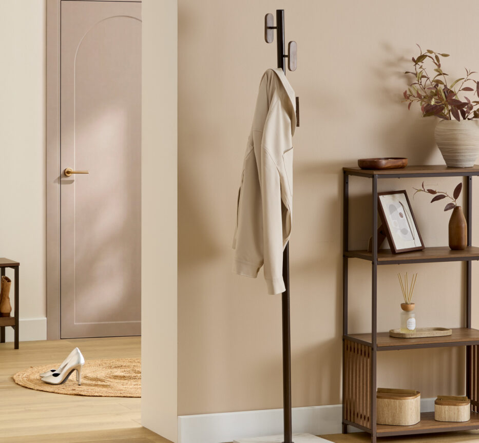 Photo ambiance 5five d'une entrée avec porte et meuble de rangement de chaussure, et porte manteau