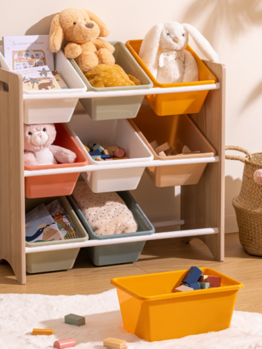 meuble de rangement enfant avec bacs colorés contenant jouets livres et peluches dans une chambre