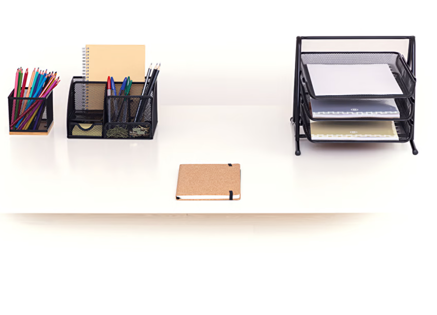 Accessoires de rangement 5five sur un bureau de lycéen avec porte-stylos, trieur de documents et organisateur de fournitures scolaires