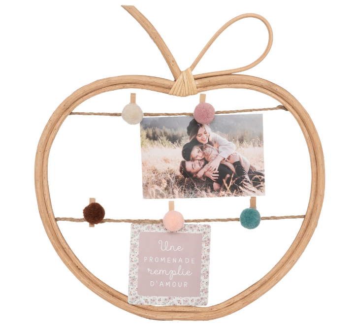 Exposez les plus beaux souvenirs de votre enfant avec un pêle-mêle en forme de pomme. Un accessoire décoratif en rotin qui apporte une touche naturelle et poétique à la chambre.