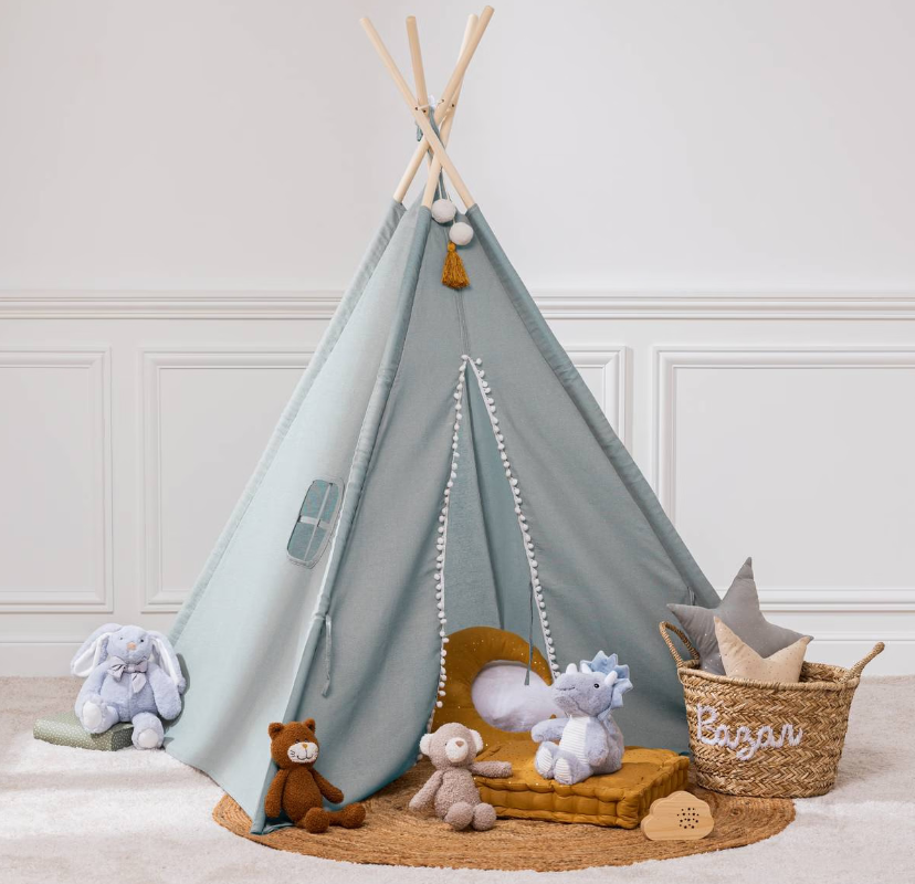 tipi enfant bleu sauge avec peluches et coussins dans une chambre au style naturel et scandinave