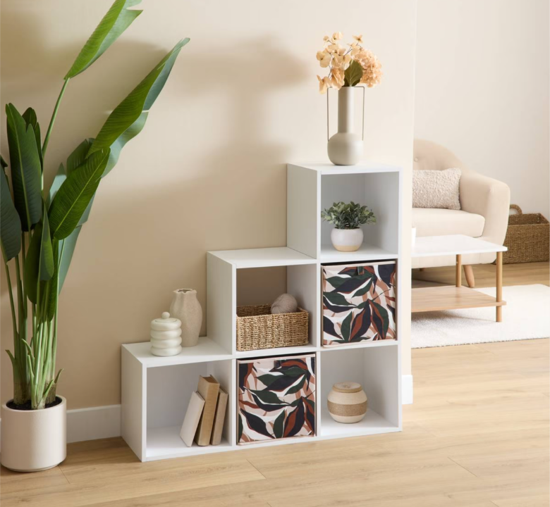 Transformez les recoins de la maison en espaces utiles grâce à des meubles modulaires et des rangements à cases adaptés aux configurations atypiques. 5five marque du groupe JJA.