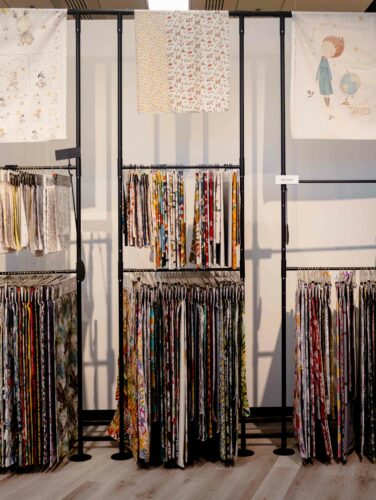 présentoir de collections de tissus STOF avec échantillons textiles et motifs destinés à l'ameublement et à la décoration intérieure