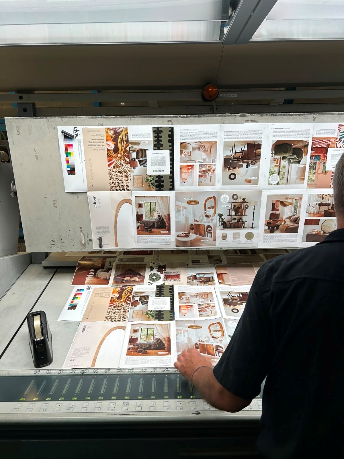 contrôle des pages du catalogue Atmosphera sur presse d’impression avant la production et la diffusion auprès des magasins partenaires