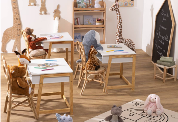Zona infantil con mesas y sillas de madera, estantería, pizarra y peluches. Atmo for kids by Atmosphera