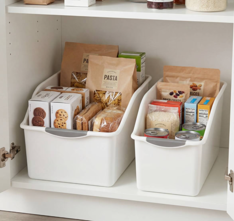 Rangement cuisine sous les placards de la marque 5five. Organisateurs bacs en plastique blanc. Comment avoir une cuisine toujours au quotidien.