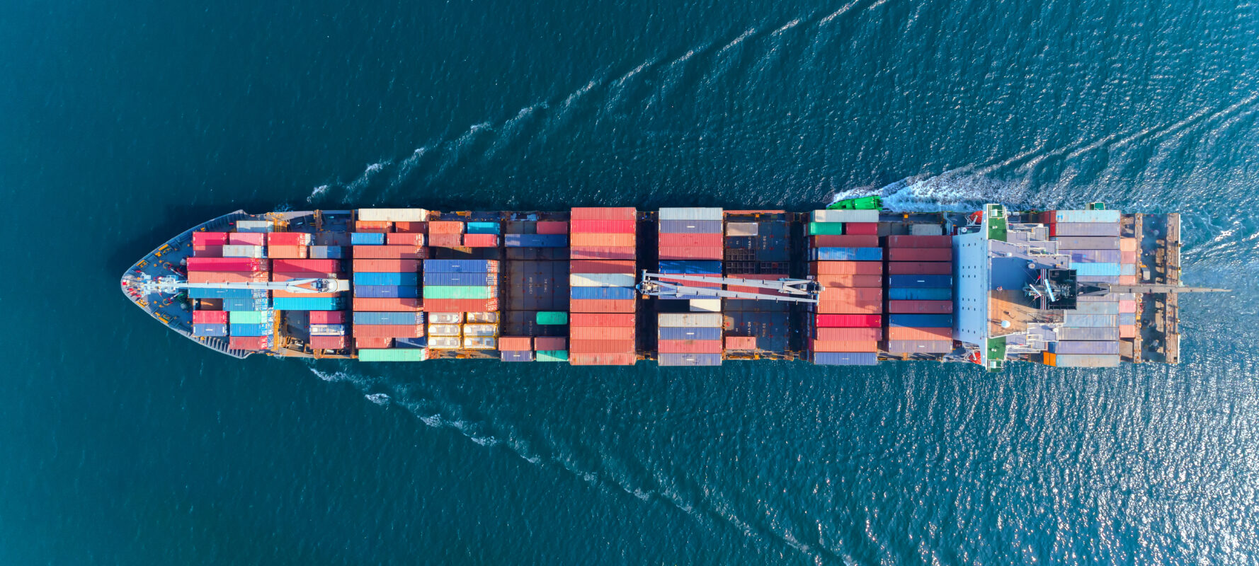 contenedor portacargos que transporta mercancías por vía marítima, que ilustra el transporte internacional y su impacto ambiental