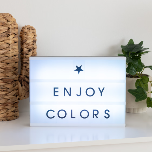 Boîte lumineuse LED Atmosphera personnalisable posée sur une étagère de chambre d'adolescent