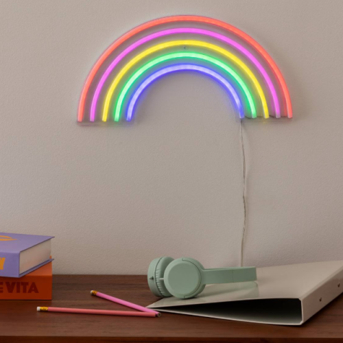 Néon mural arc-en-ciel Atmosphera éclairant un bureau dans une chambre d'adolescent