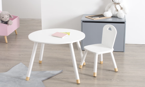 table ronde et chaise enfant blanches en bois dans une chambre au style scandinave avec coffre de rangement. Marque Atmo for kids by Atmosphera
